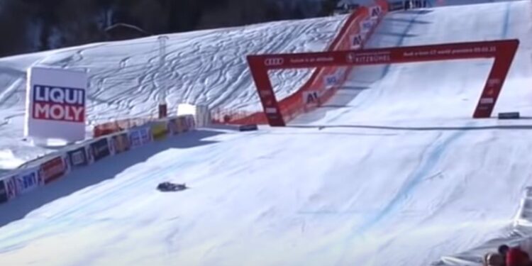 Horor u Kicbilu: Skijaš pao na glavu jureći 147 km/h, ostao nepomično da leži ispred cilja na stazi (VIDEO)