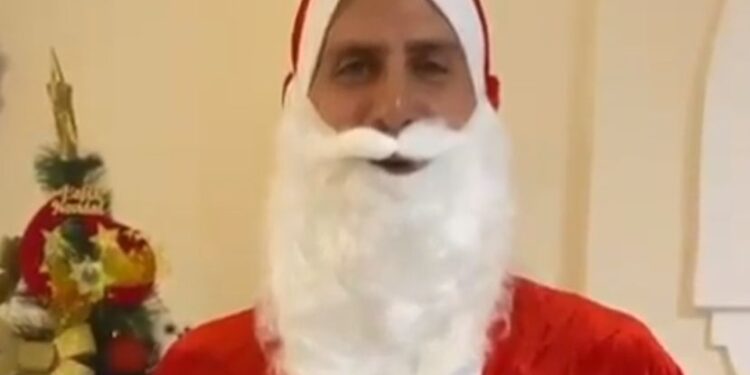Irvasi me čekaju, nemam zvono pa sam improvizovao: Novak u kostimu Deda Mraza čestitao praznike (VIDEO)
