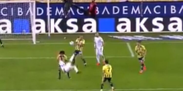 Gol godine u Turskoj postigao bivši igrač Partizana: Jevtovićeva akrobacija ispred svih! (VIDEO)