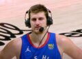 „Šek, to je ruski! Ja sam iz Srbije“: Jokić se našalio sa čuvenim košarkašem nakon sjajne partije
