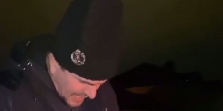 Darko Miličić sa kokardom pali badnjak i seče slaninu: Ponela ga legendarna pesma kraj vatre (VIDEO)
