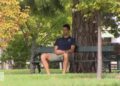 Novak snimljen dok šeta bos i meditira u parku, a onda i igra ragbi (VIDEO)