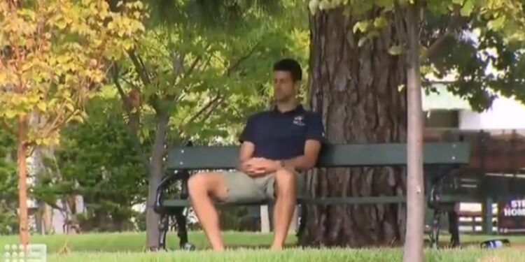 Novak snimljen dok šeta bos i meditira u parku, a onda i igra ragbi (VIDEO)