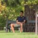 Novak snimljen dok šeta bos i meditira u parku, a onda i igra ragbi (VIDEO)