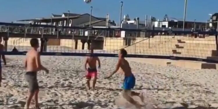 Novak posle strogog karantina uživa u Australiji: Plaža more i “pokušaj” Ronaldinja (VIDEO)