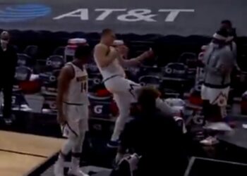 Jokić pobesneo, stradala stolica (VIDEO)