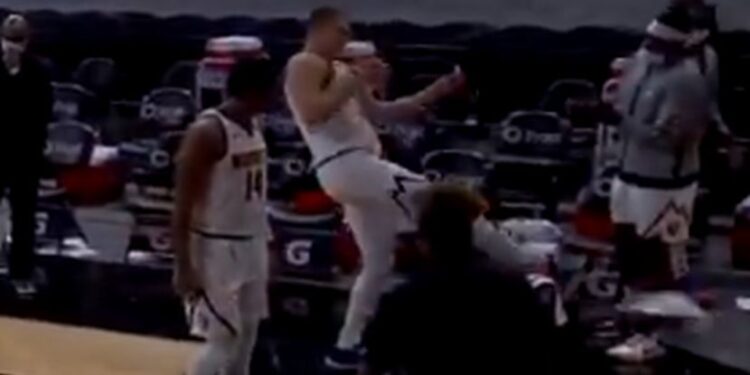 Jokić pobesneo, stradala stolica (VIDEO)