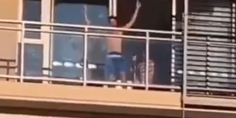Šou u Australiji: Srbi odvrnuli “užičko” ispred Novakovog hotela, on izašao na terasu i “opleo” kolo (VIDEO)