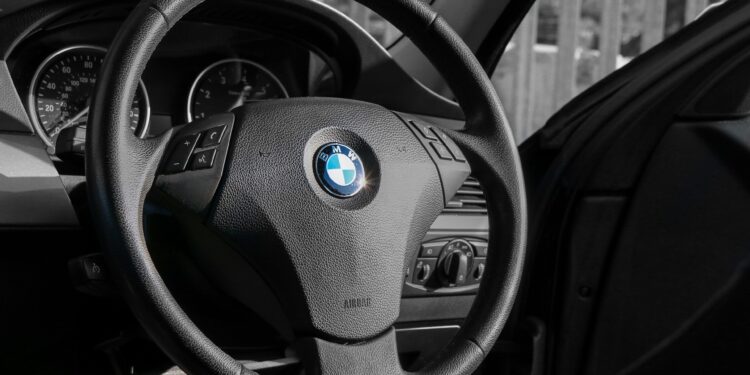 Muškarcu oduzeli BMW, vozi bez dozvole neregistrovan auto