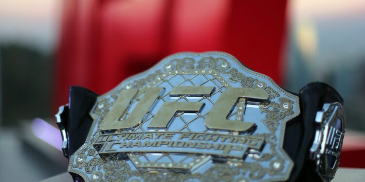 Američki MMA borac stao u odbranu Trampa i pokazao srednji prst osnivaču Tvitera (FOTO)
