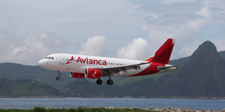 Kolumbijski avion se umalo srušio zbog vatrometa (VIDEO)