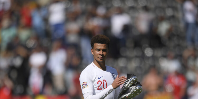 Dele Ali zaboravio da igra fudbal: Saigrači se šale na njegov račun nakon urnebesnog poteza (VIDEO)