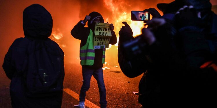 Protesti u Parizu protiv ukidanja radnih mesta (FOTO)