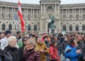 Protest “antikoronaša” u Beču – bez distance i maski