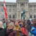 Protest “antikoronaša” u Beču – bez distance i maski
