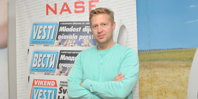 Branio Srbina, izbačen na ulicu