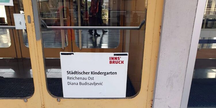 Diana opet čuva decu