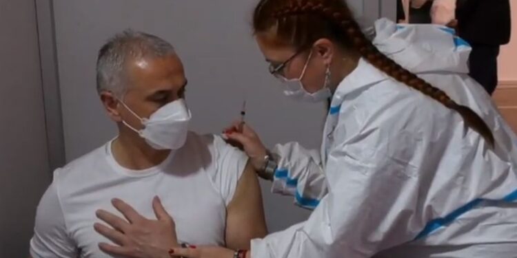 Terzić i Mrkela se vakcinisali protiv koronavirusa (VIDEO)
