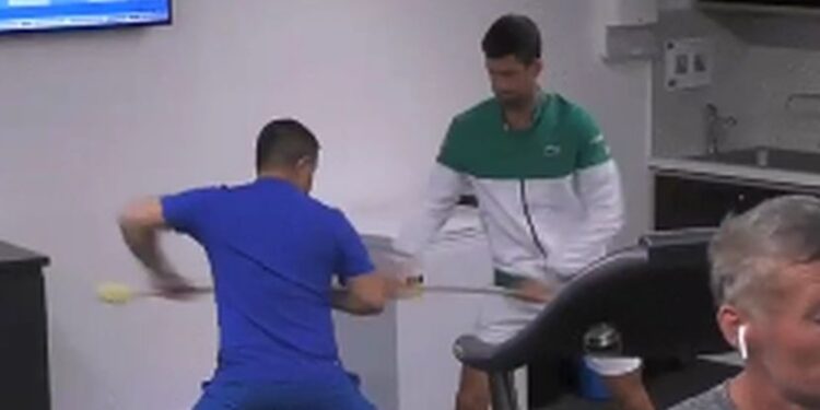 Novak dobro izgleda, forsirao bolno mesto: Ovako vežba pred duel sa Raonićem (VIDEO)