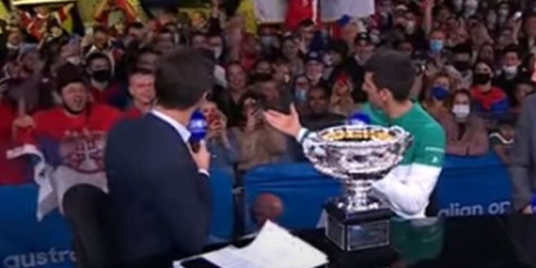 “Nemam rakiju, može neko da mi da?” Nole prekinuo intervju, okrenuo se ka Srbima i nastalo je ludilo (VIDEO)