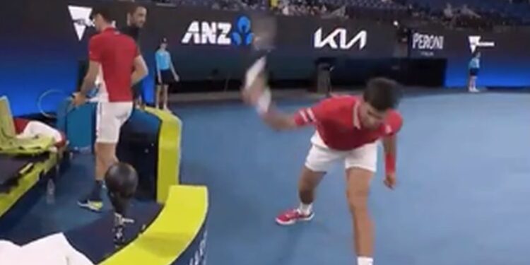 Trenutak frustracije: Ovako je Novak polomio reket posle propuštenih brejk lopti (VIDEO)