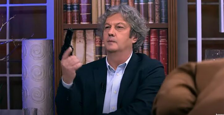 Milomir Marić u studiju mahao replikom pištolja