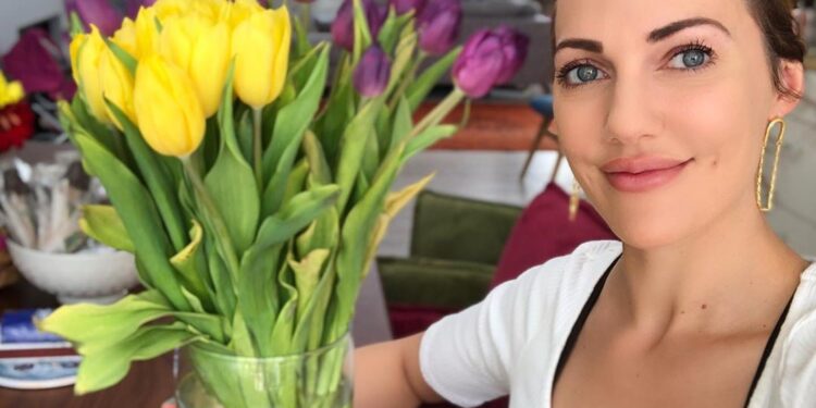 Merjem Uzerli veselo đuskala sa ćerkicom u naručju (VIDEO)