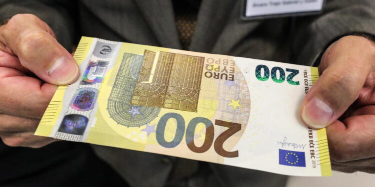 Evro danas 117,57 po srednjem kursu