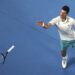 Novak ne zaboravlja prijatelje iz detinjstva: Šampion poklonio reket drugarici iz školskih dana (VIDEO)