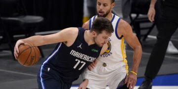 „Revolveraški obračun“ Dončića i Karija: Luka postigao rekord Karijere, Amerikanac ubacio 57 poena (VIDEO)
