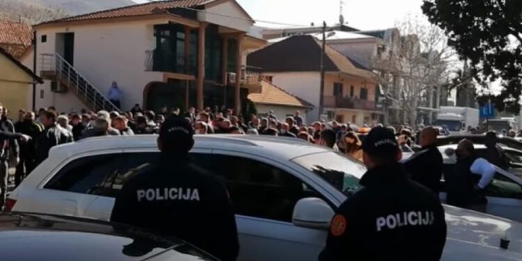 Haos u Crnoj Gori, blokirani putevi: Albanci u Tuzima ne poštuju mere (VIDEO)