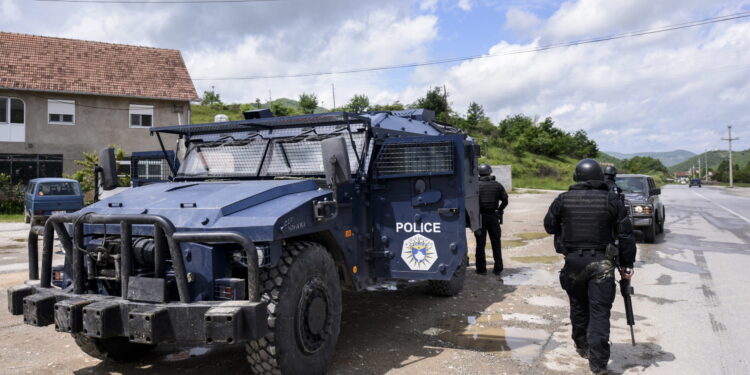 Pucnjava na Kosovu, ranjene dve osobe (VIDEO)