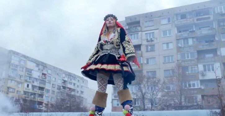 Rita Ora nosi narodnu nošnju i tange i svi su skroz poludeli (VIDEO)