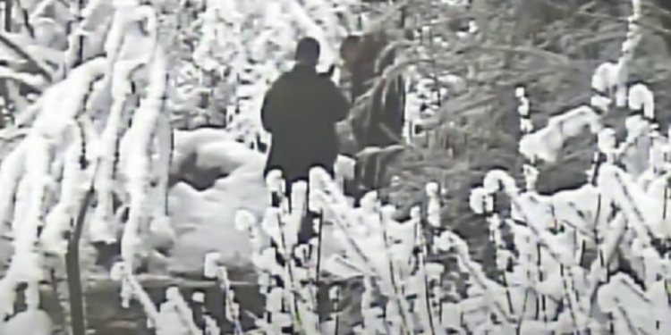 Pogledajte kako Velja puca iz snajpera u skrivenoj šumi (VIDEO)