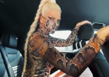 Od ovoga vam neće biti dobro: Karleušina zmijska haljina otkrila više nego što je trebalo (VIDEO)