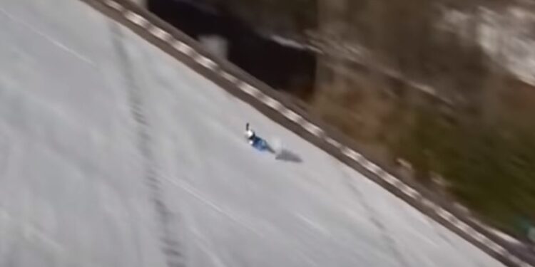 Užas u Sloveniji: Skakač pao na glavu, kotrljao se do cilja i ostao da leži bez svesti (VIDEO)