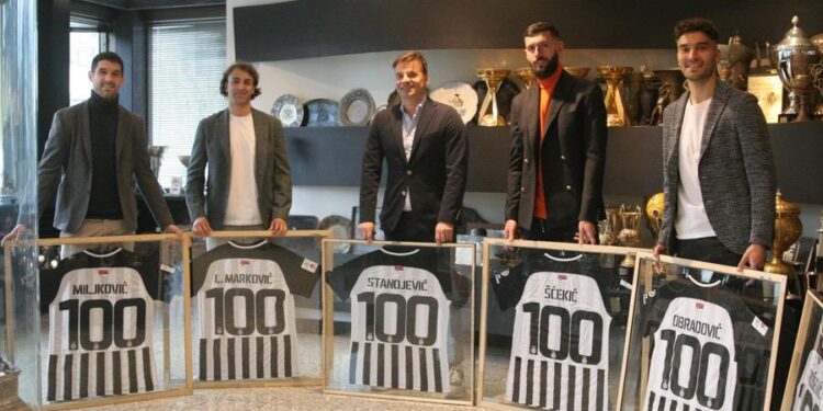Partizan dodelio jubilarne dresove Stanojeviću i igračima koji su ušli u „klub 100“ (FOTO)
