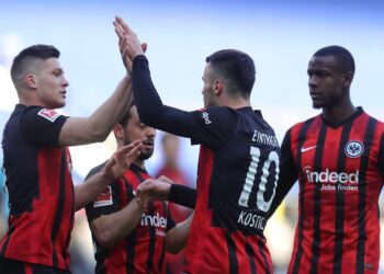 Kostić doneo remi Ajntrahtu, Bajern slomio Borusiju