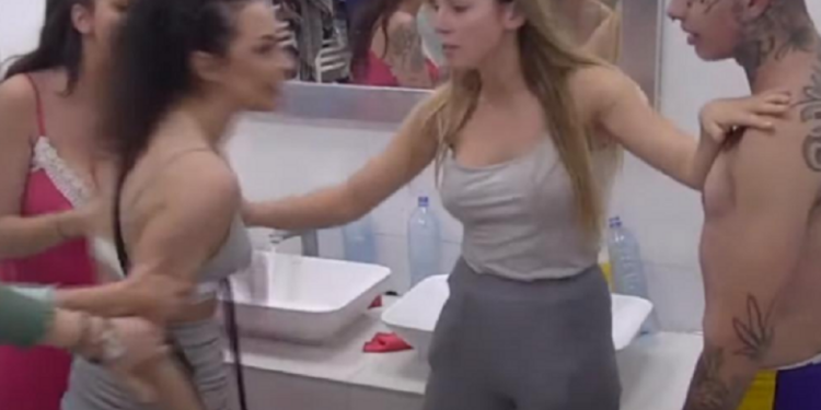 Paula nasrnula na Frana, zveknula mu neviđenu šamarčinu i šutirala, a obezbeđenje ih jedva razdvojilo!
