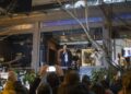 “Veseli se srpski rode”: Novak zapevao patriotsku pesmu i oduševio navijače ispred restorana (VIDEO)