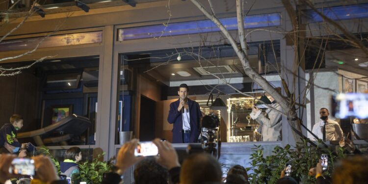 “Veseli se srpski rode”: Novak zapevao patriotsku pesmu i oduševio navijače ispred restorana (VIDEO)