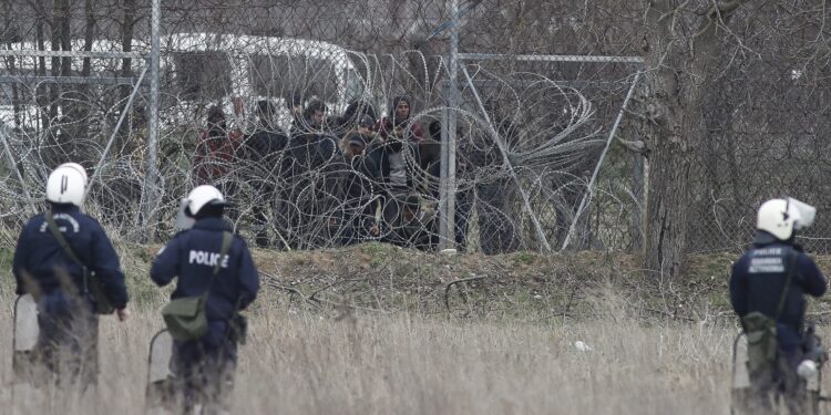 Policajci sprečili migrante da pređu granicu