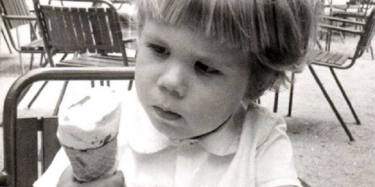 Dečak sa fotografije je naš poznati glumac, sin još poznatije glumačke legende (FOTO)