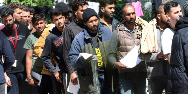 Nehamer: Ilegalne migrante vraćati već iz BiH