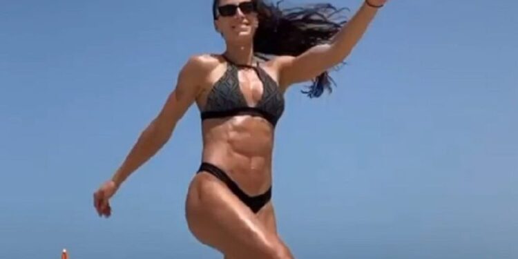 U bikiniju na plaži Ivana Španović udara komplekse turistima u Dubaiju (FOTO)