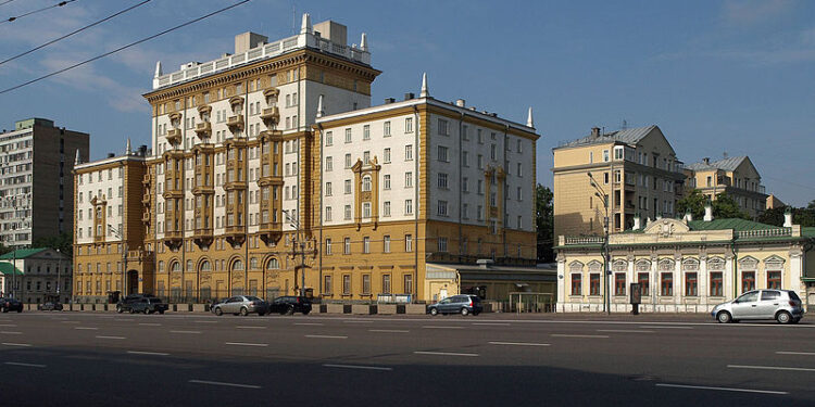 Ambasada SAD u Moskvi smanjuje konzularne usluge