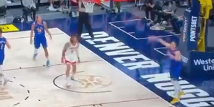 Nova magija Nikole Jokića: Srbin asistirao preko celog terena i oduševio sve u NBA (VIDEO)