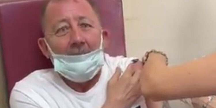 Trener Bešiktaša kuka i zapomaže dok ga vakcinišu: Presmešan video iz Turske postao hit (VIDEO)