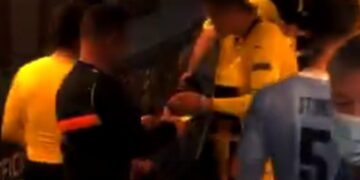 Sudija napravio cirkus u tunelu Etihada: Tražio autogram od Halanda, igrači u čudu gledali (VIDEO)