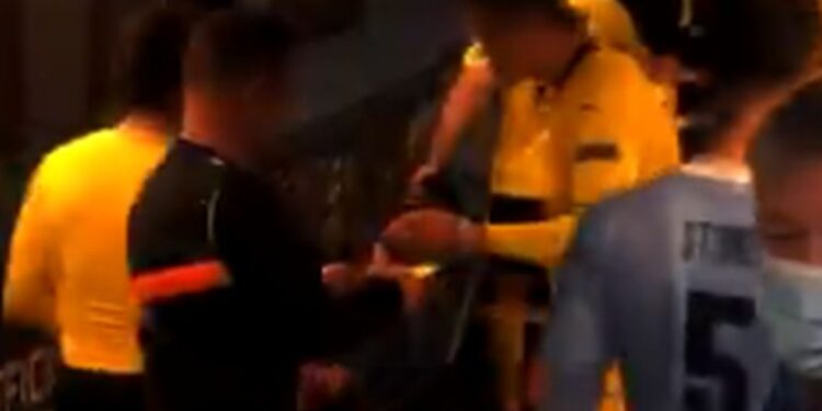 Sudija napravio cirkus u tunelu Etihada: Tražio autogram od Halanda, igrači u čudu gledali (VIDEO)
